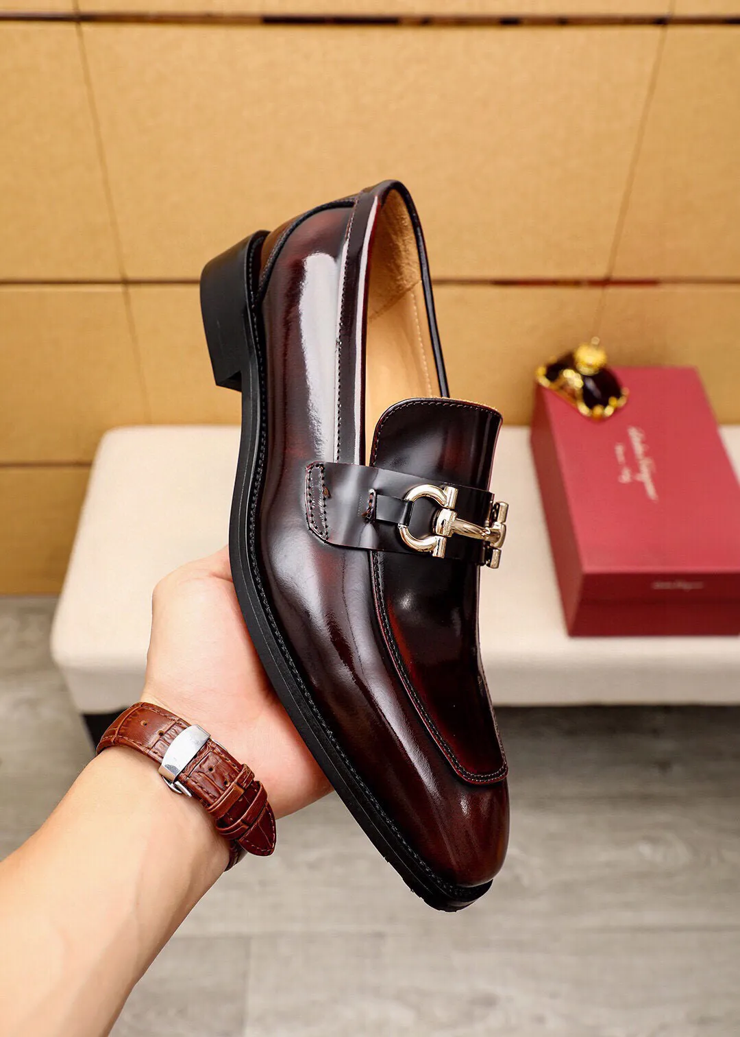 Men's shoes 💰480 💐 Product trademark: Ferragamo "Ferragamo" casual leather shoes Regular size: 38-44 (45.46.47🉑️Customized) Product materials: Selected imported first-layer open-edge beaded cowhide leather upper + luxury hardware buckle, imported water-dyed cowhide leather lining. Strong three-dimensional visual effect, original rubber outsole Color: 2⃣️colors available